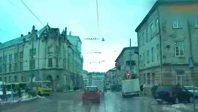 У Львові порушник ПДР отримав постанову, після оприлюднення  відео проїзду на червоний сигнал світлофора у соцмережах (ВІДЕО)
