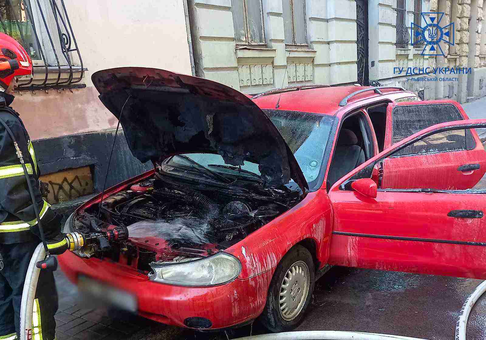 У Львові посеред вулиці спалахнув автомобіль