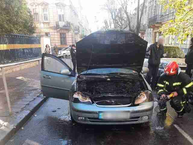 У Львові посеред вулиці загорілося авто, заблокувавши вулицю (ФОТО)