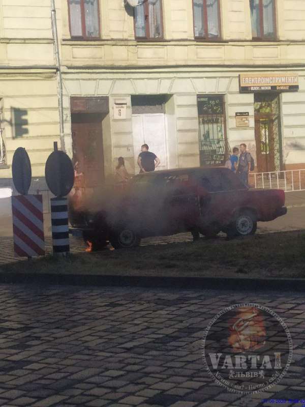 У Львові посеред вулиці горіло авто (фото, відео)