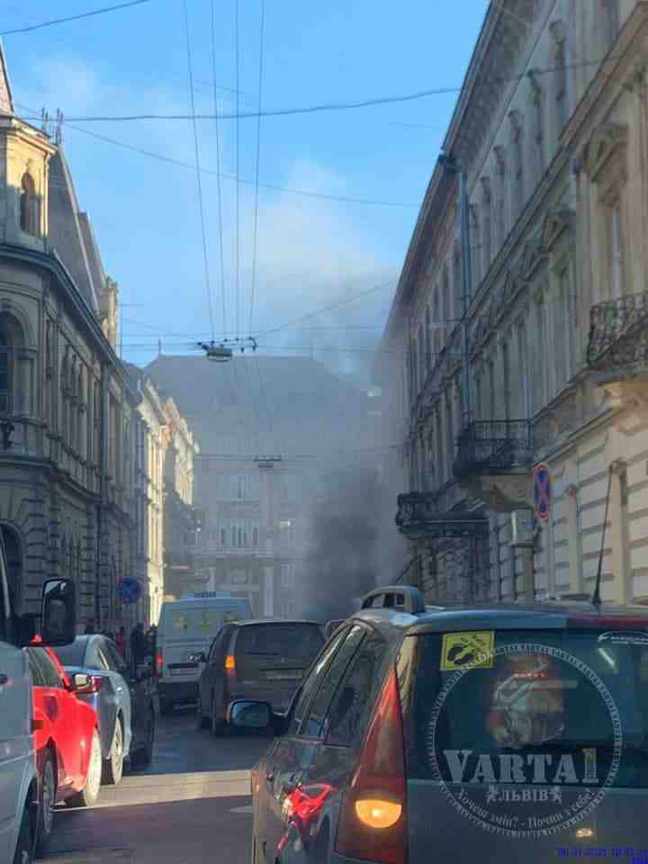 У Львові посеред вулиці горить авто (фото)
