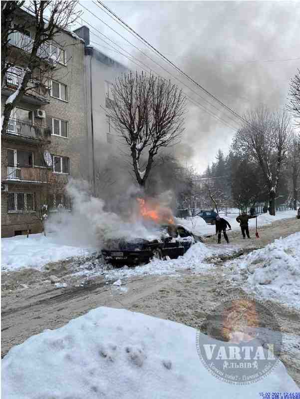 У Львові посеред вулиці загорівся автомобіль (фотофакт)