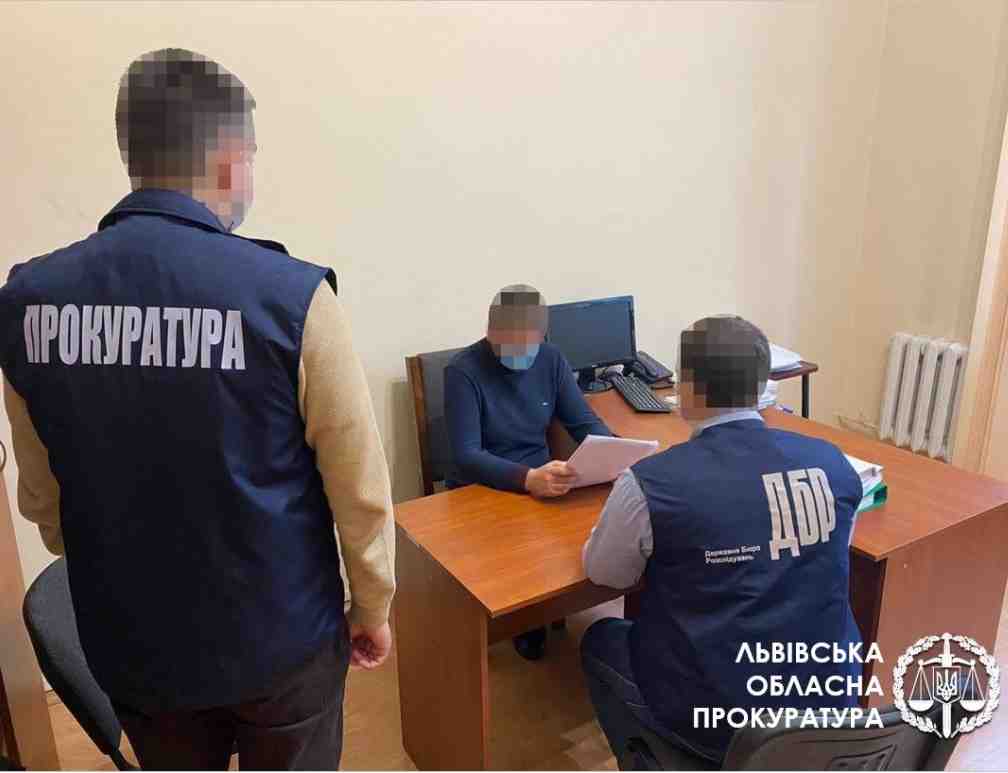 У Львові повідомлено про підозру поліцейському за підроблення у справі (фото)