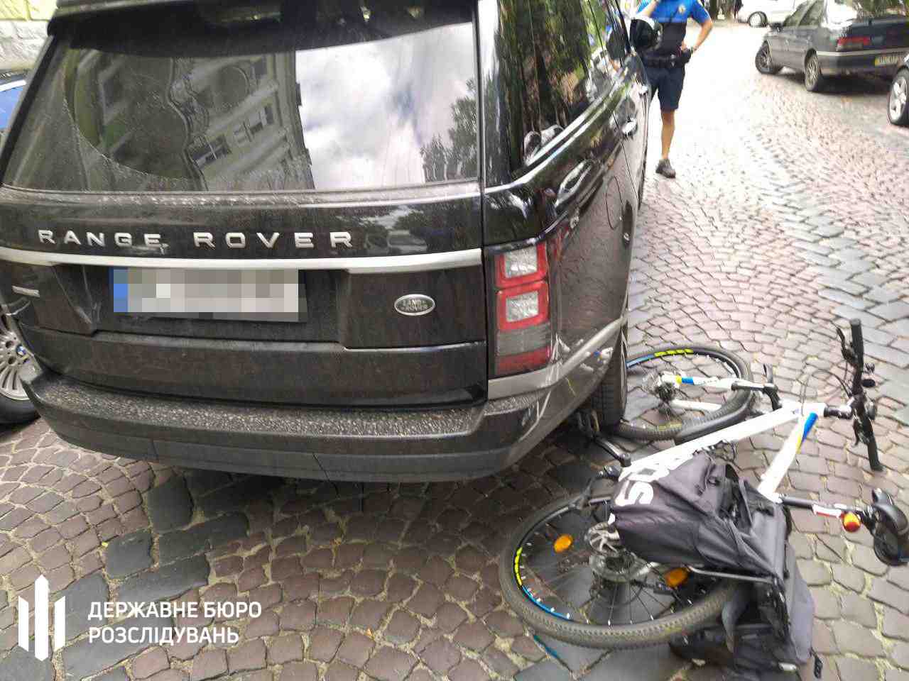 У Львові працівник ДФС отримав підозру за те, що навмисне наїхав на ногу поліцейському (фото)