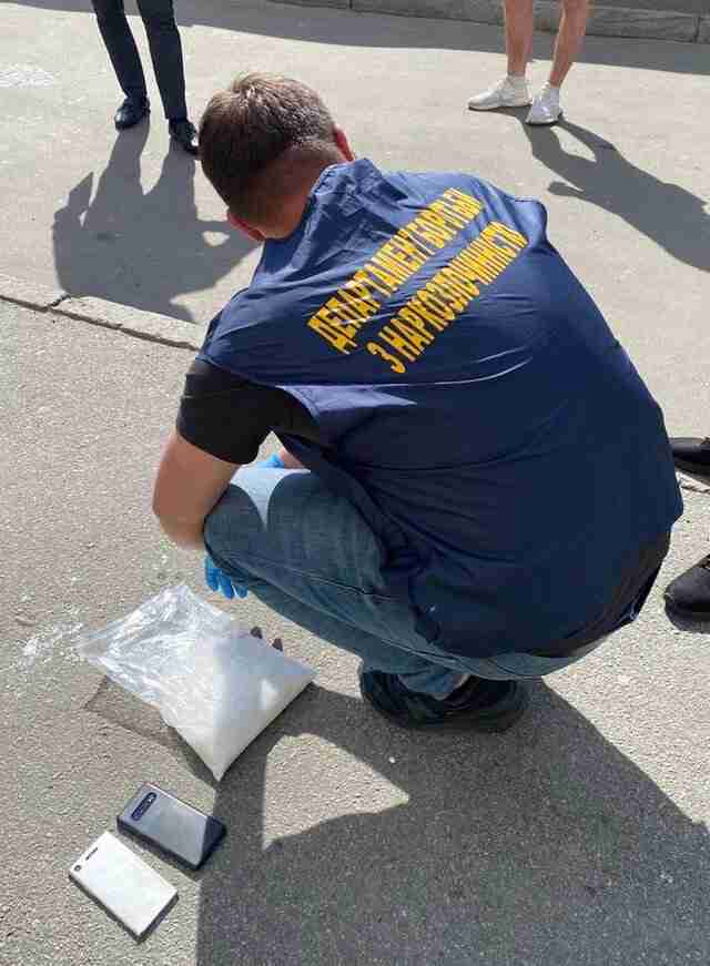 У Львові правоохоронці затримали чоловіка з кілограмом наркотиків (ФОТО)