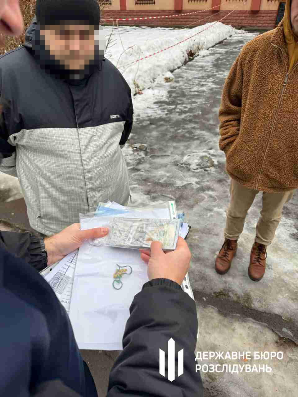 У Львові правоохоронець за $10 000 допомагав влаштуватися на службу до прикордонників