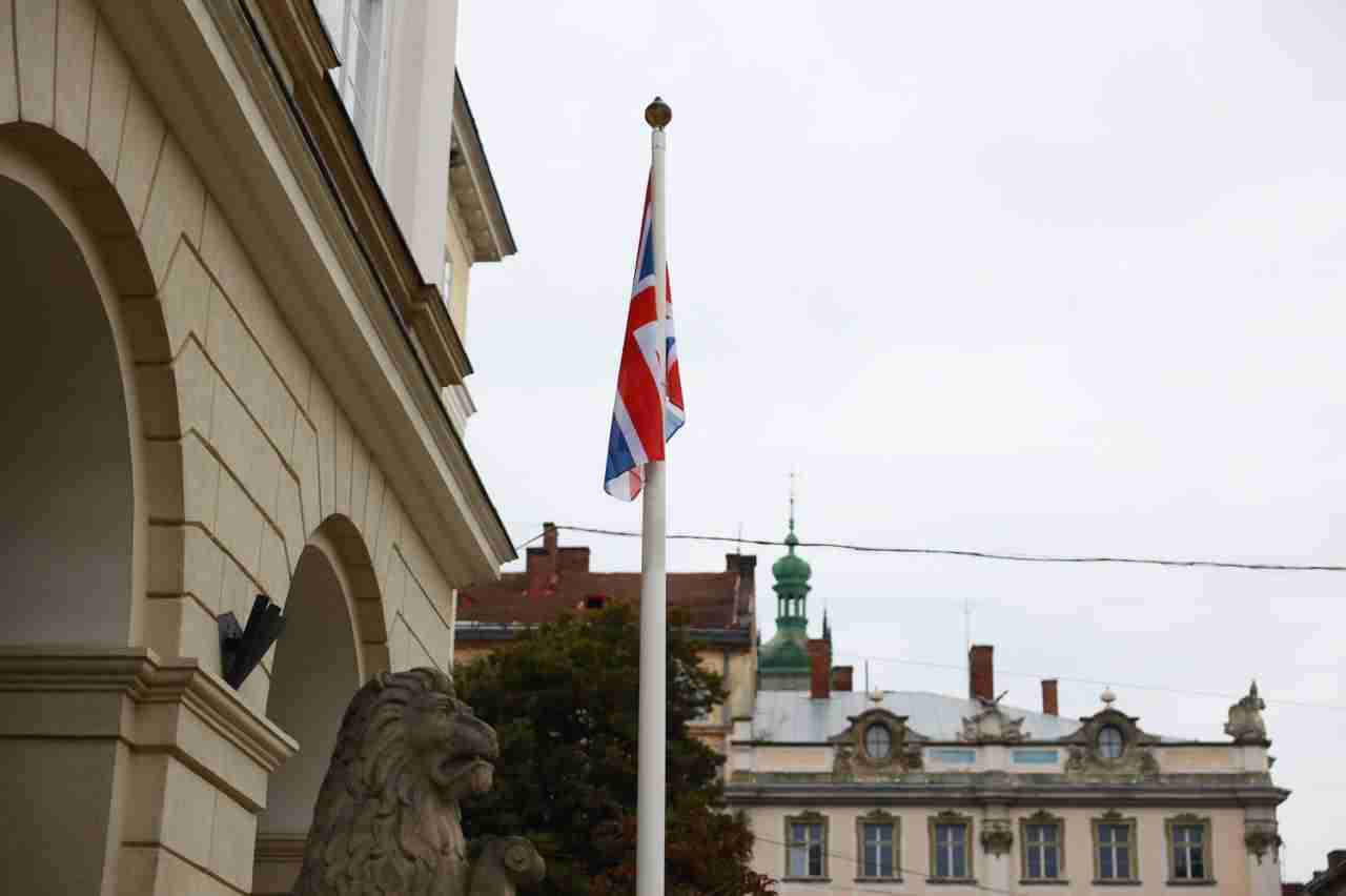 У Львові приспустили прапор Британії у пам'ять про королеву