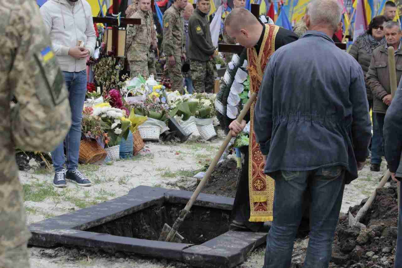 У Львові провели в останню путь батька чотирьох дітей, який загинув на війні (ФОТО/ВІДЕО)
