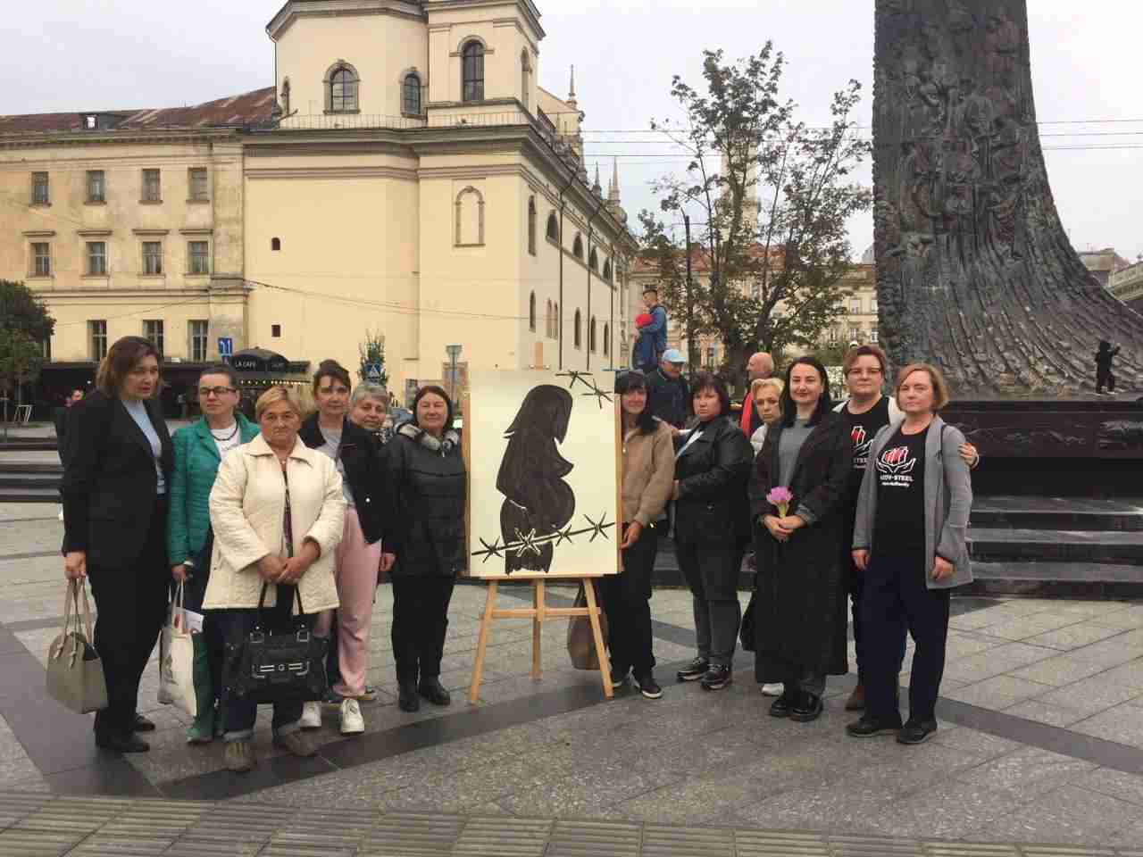 У Львові родини захисників «Азовсталі» вийшли на акцію, щоб підтримати жінок-військовополонених