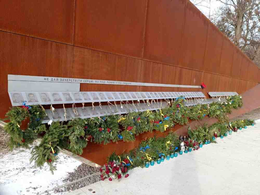 У Львові родини Героїв прикрасили Меморіал пам’яті Героїв Небесної Сотні (ФОТО)
