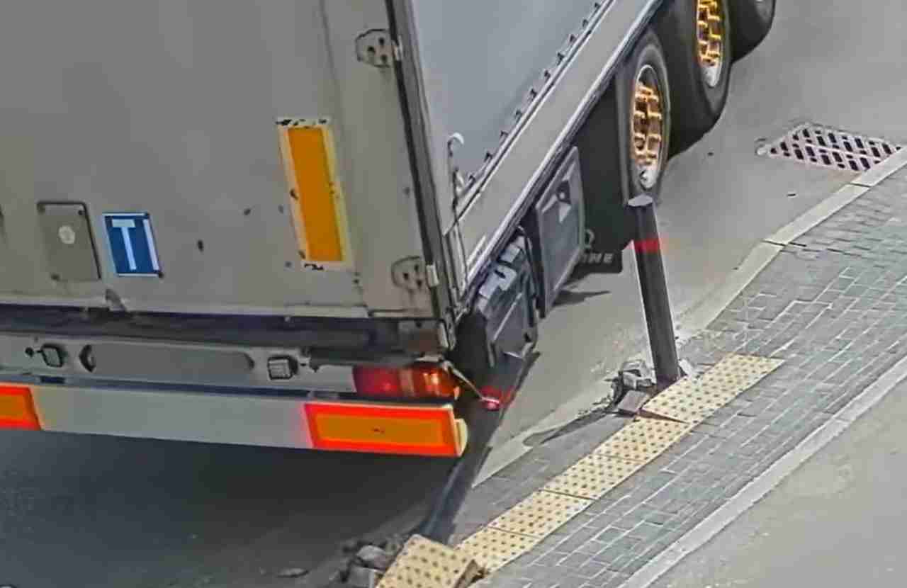 У Львові розшукують водіїв вантажівок, які тричі пошкодили антипаркувальні стовпці (ВІДЕО)