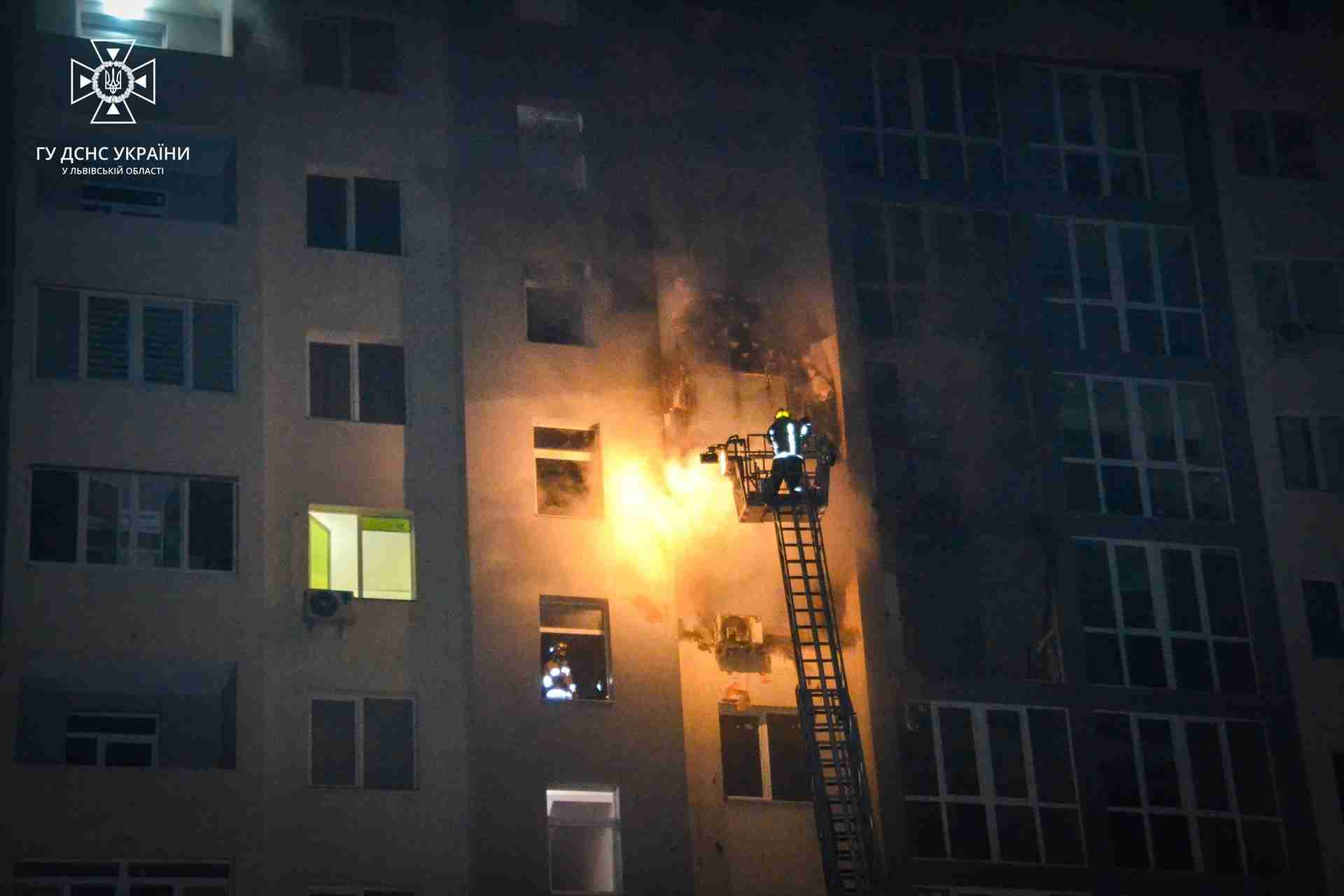 У Львові рятувальники ліквідували масштабну пожежу в квартирі (ФОТО)