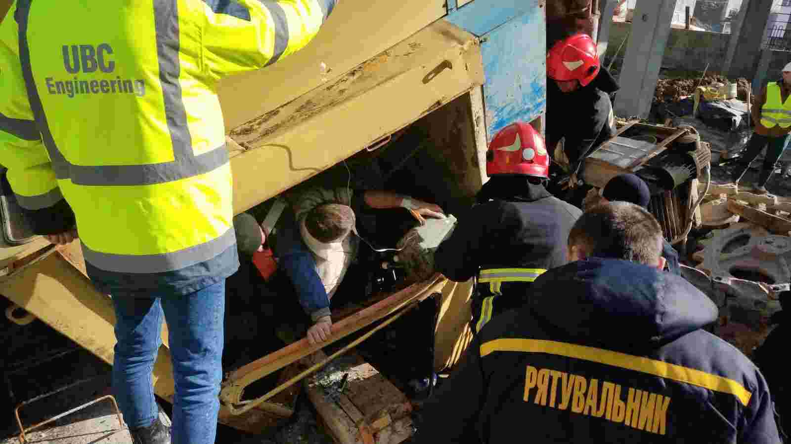 У Львові рятувальники вивільнили чоловіка, якого затиснув кран (фото)