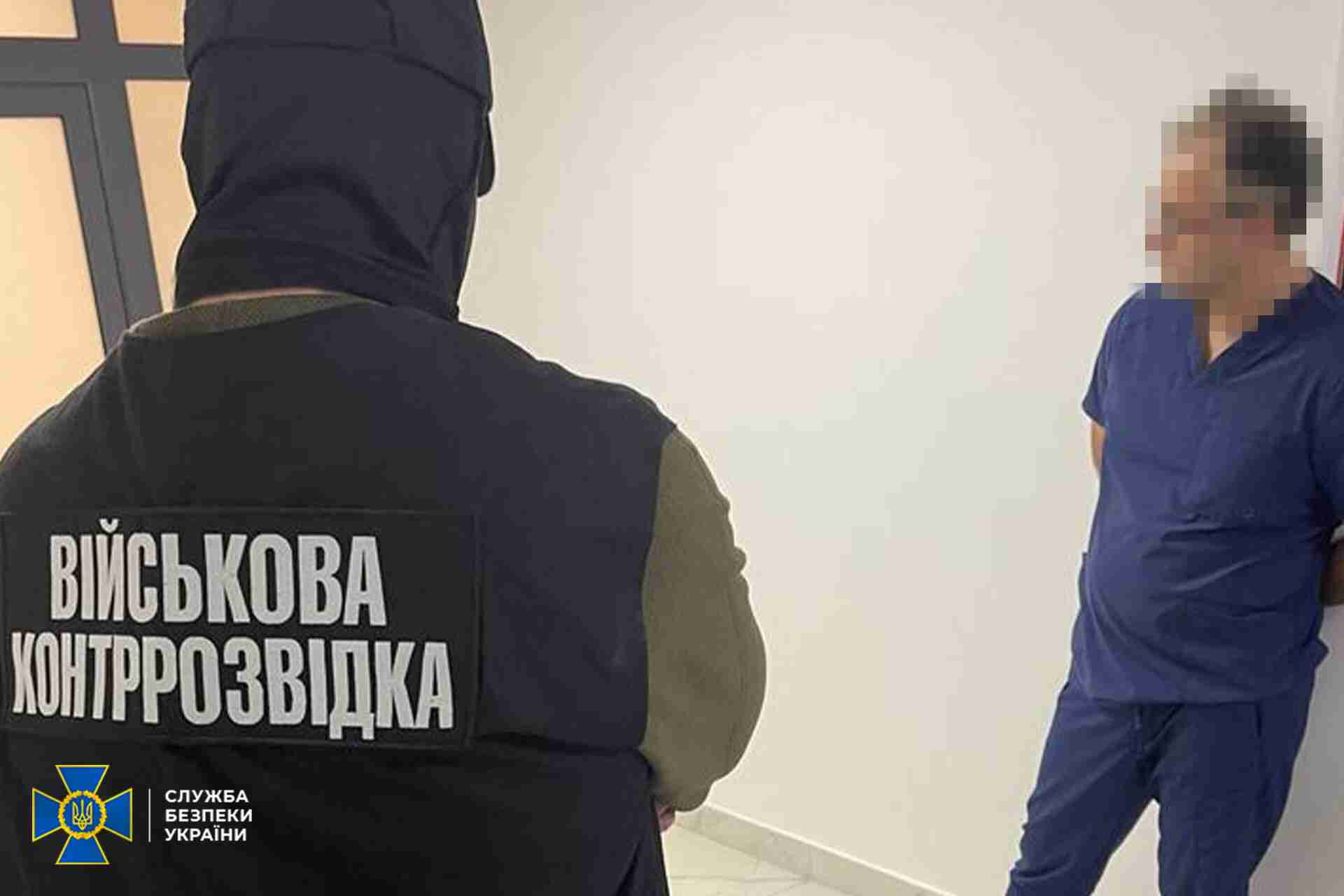У Львові СБУ ліквідувала схему з виїздом чоловіків за кордон: «на гарячому» затримали лікаря-хірурга зі складу ВЛК (ФОТО)