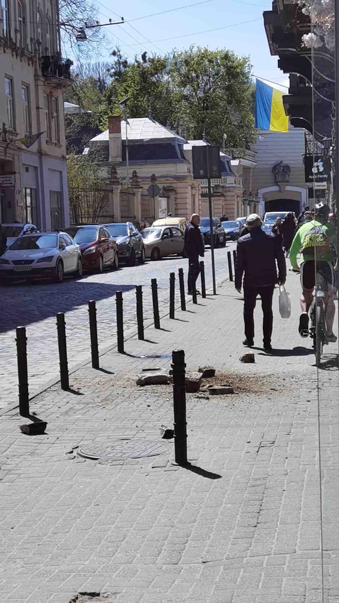У Львові шмат фасаду обвалився на тротуар, ледь не травмувавши людину (фото)