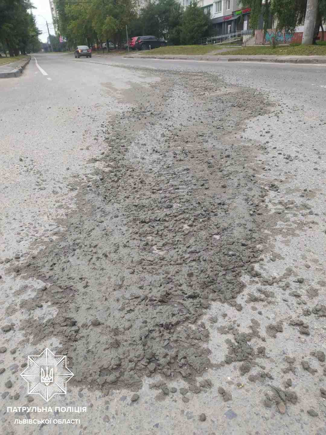 У Львові склали протокол на водія, який розлив на дорогу бетон (ФОТО)