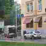 У Львові смітєвоз вискочив на пішохідну зону і зніс огородження (фото)