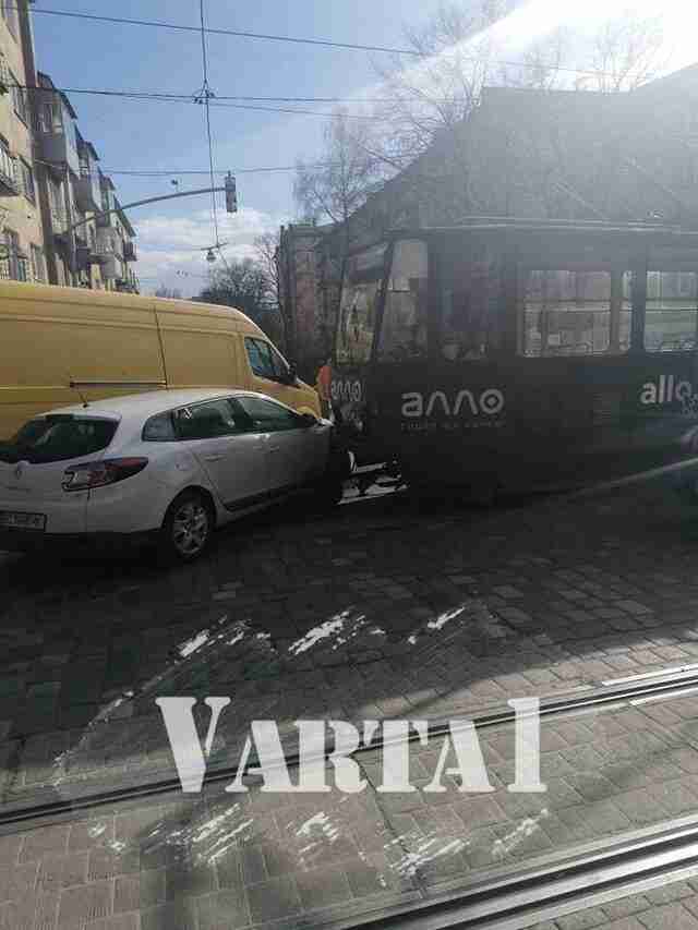 У Львові сталася ДТП легковика з трамваєм (ФОТО)