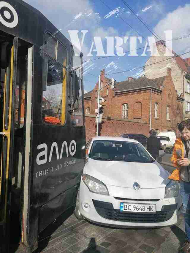 У Львові сталася ДТП легковика з трамваєм (ФОТО)