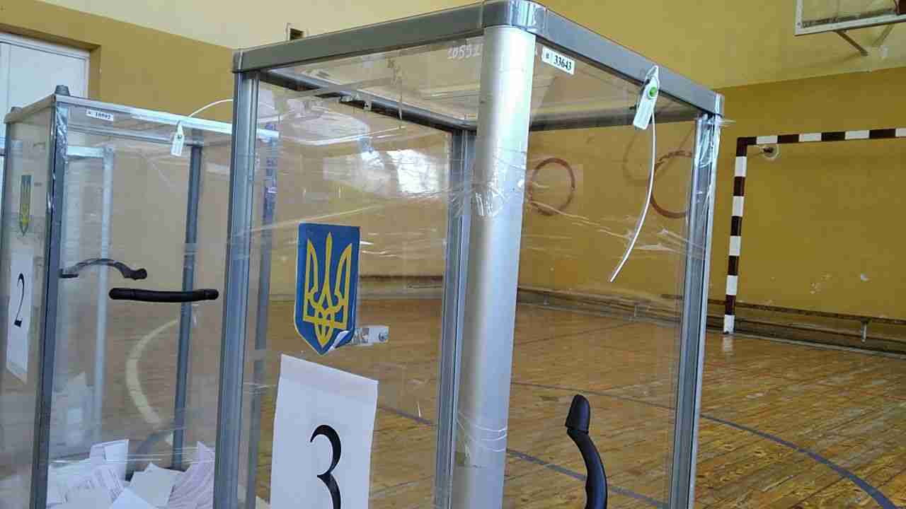 У Львові та Дрогобичі не вистачає скриньок і кабінок для голосування
