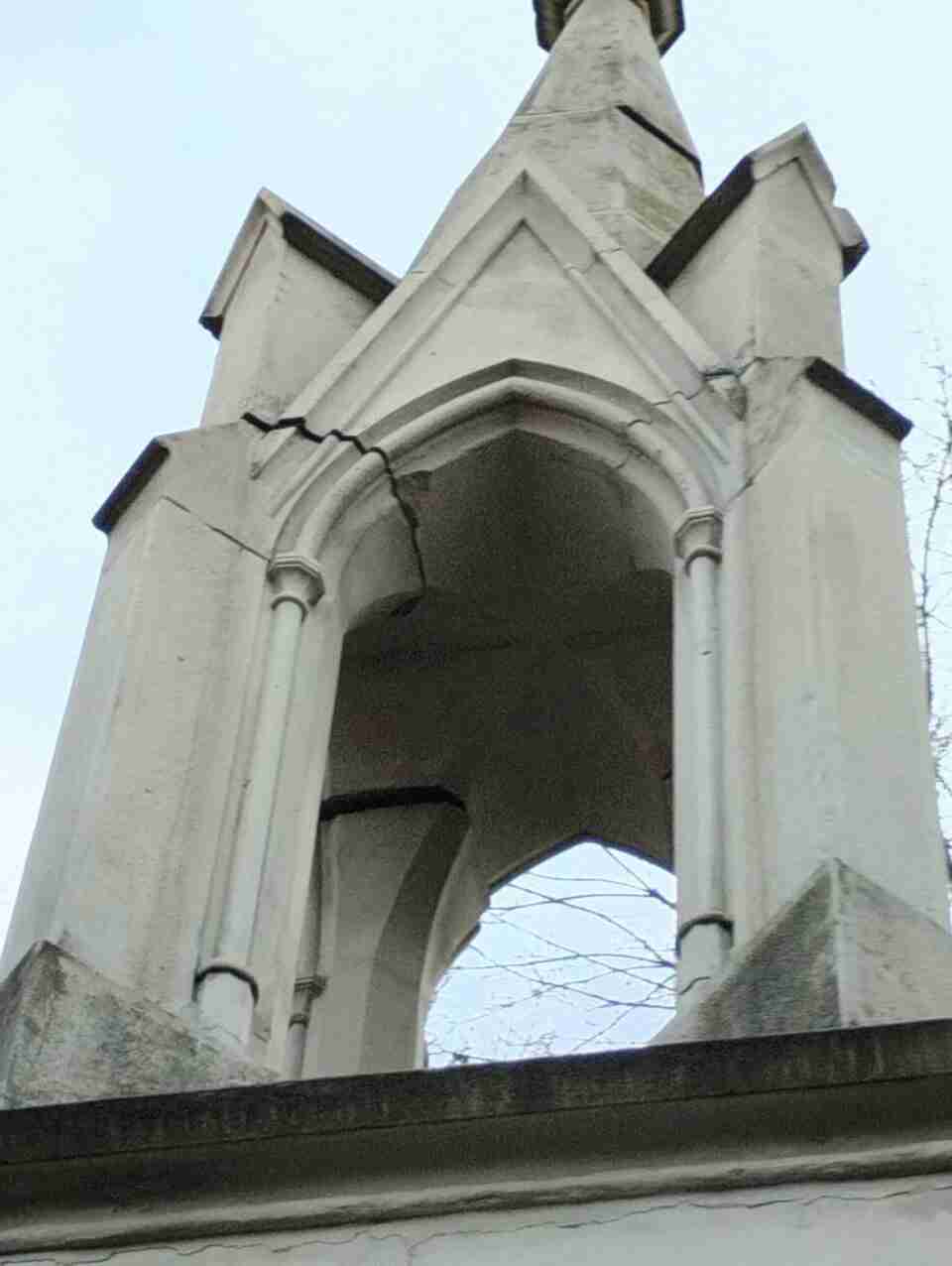 У Львові тимчасово демонтують браму Личаківського кладовища (ФОТО)