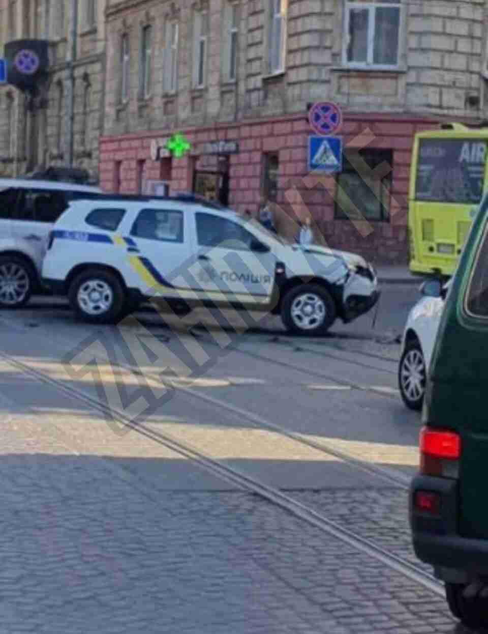 У Львові трапилась ДТП за участі поліцейського авто (ВІДЕО)