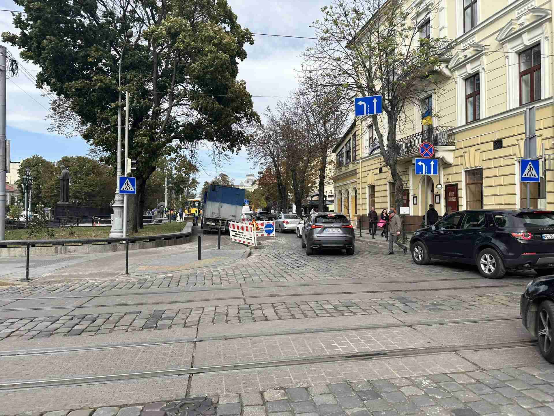 У Львові триває ліквідація масштабного прориву води (ФОТО)