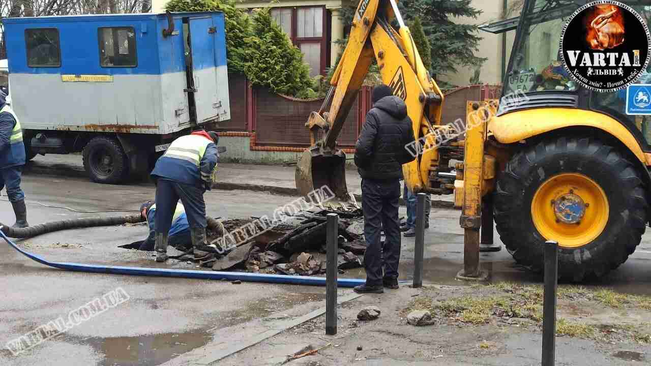 У Львові триває ліквідація провалля на дорозі (ФОТО)