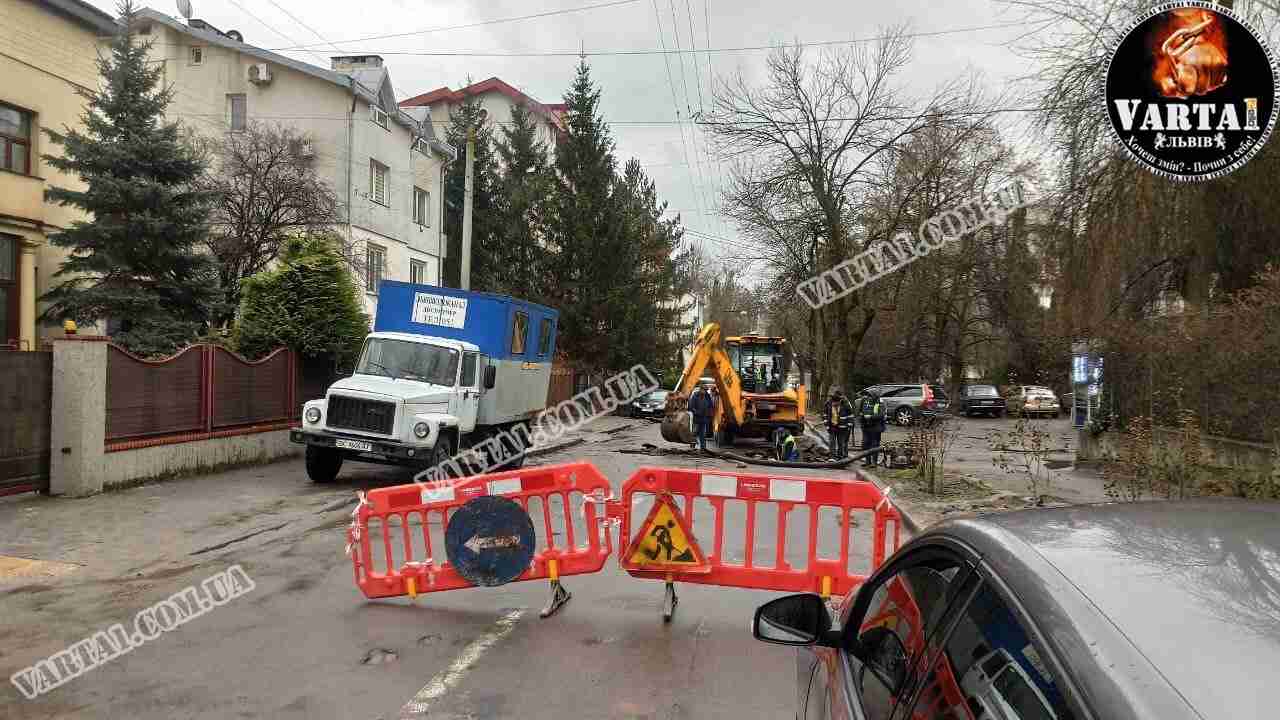 У Львові триває ліквідація провалля на дорозі (ФОТО)