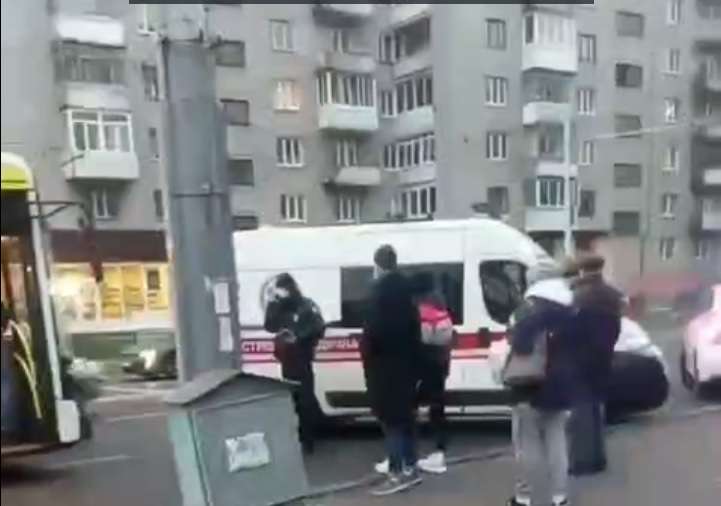 У Львові тролейбус збив хлопчика (фото)