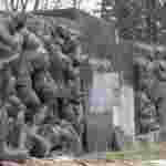 У Львові триває демонтаж барельєфів на Монументі Слави (фото, відео)