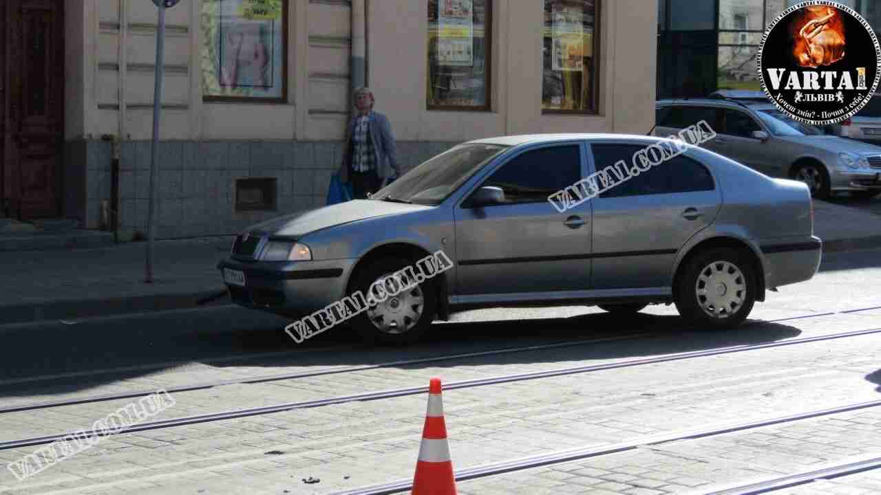 У Львові у ДТП перекинувся автомобіль (ФОТО, ВІДЕО)