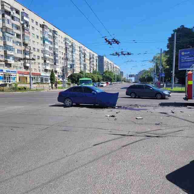 У Львові у ДТП потрапив автомобіль рятувальників, який їхав з місця ракетного удару (ФОТО)