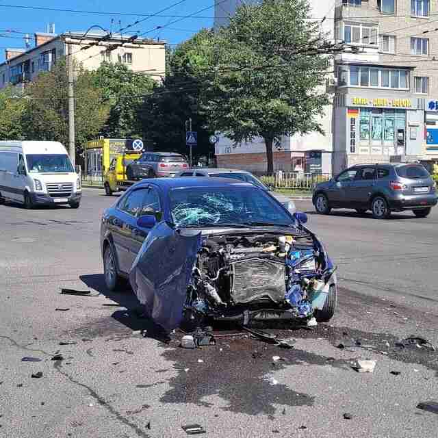 У Львові у ДТП потрапив автомобіль рятувальників, який їхав з місця ракетного удару (ФОТО)
