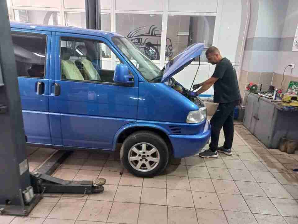 У Львові учні профучилищ безкоштовно ремонтують автомобілі для фронту