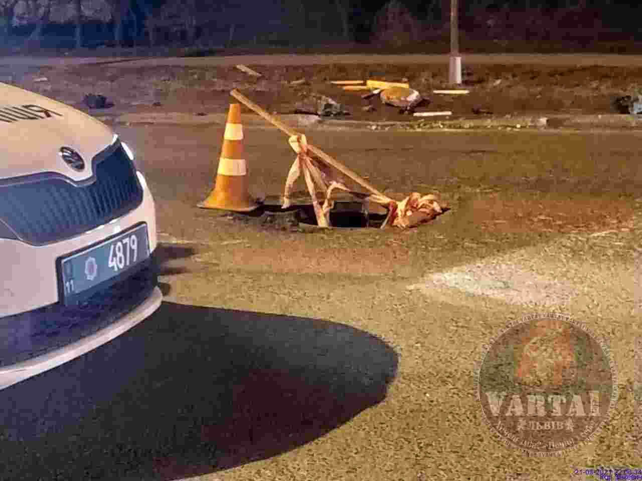 У Львові в автомобіль врізалася кришка люка, загинула дитина: подробиці (відео, фото)