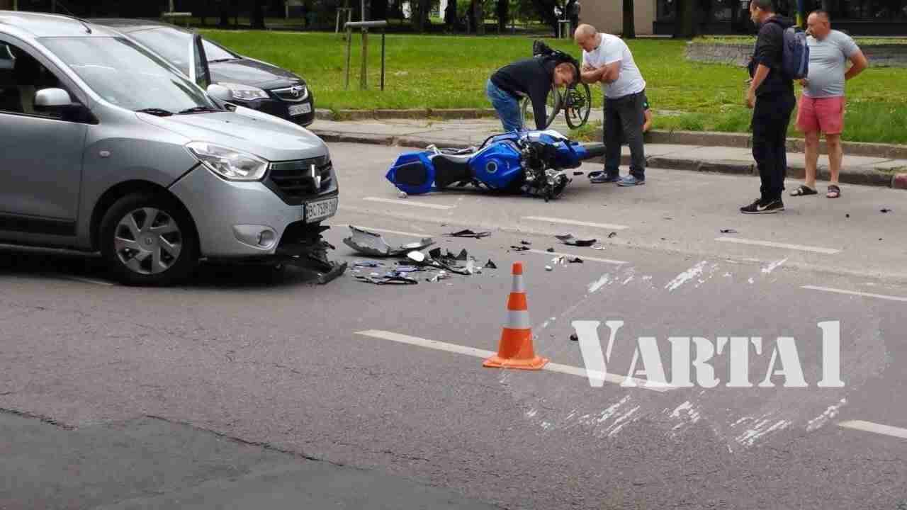 У Львові в ДТП потрапили автомобіль та мотоцикл: рух ускладнений (ФОТО)