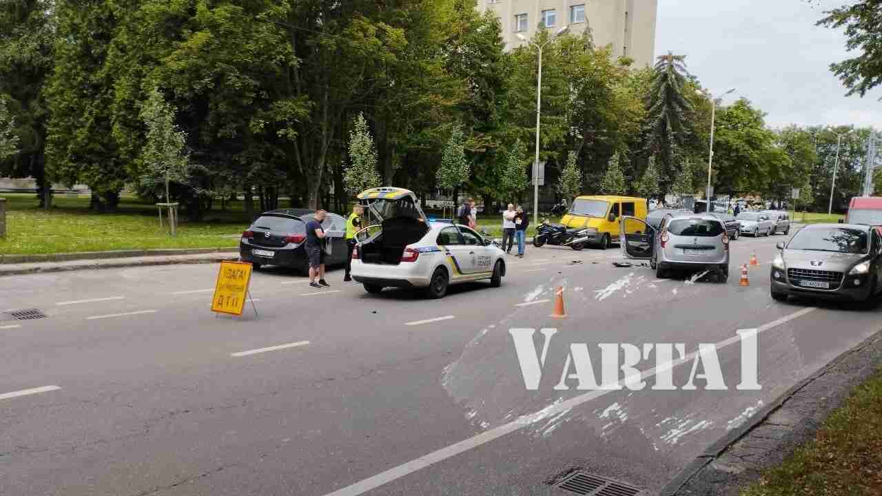 У Львові в ДТП потрапили автомобіль та мотоцикл: рух ускладнений (ФОТО)