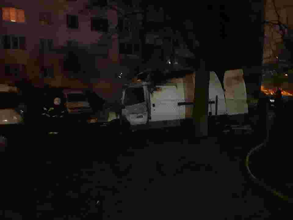 У Львові в дворі згоріло два автомобілі (відео, фото)