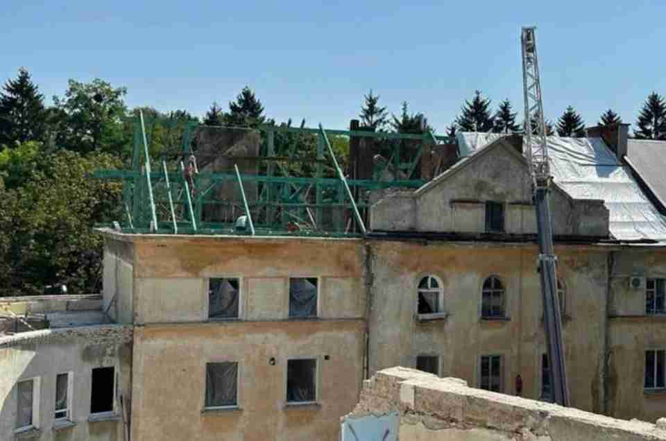 У Львові в одному будинку в який влучила ракета, вже облаштовують дах