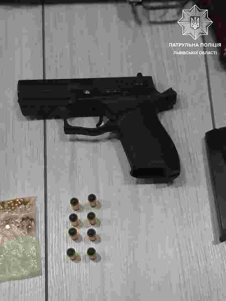 У Львові в сімейного агресора виявили арсенал зброї (фото)