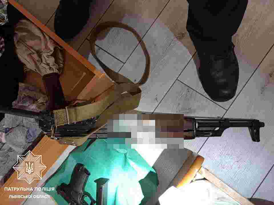 У Львові в сімейного агресора виявили арсенал зброї (фото)