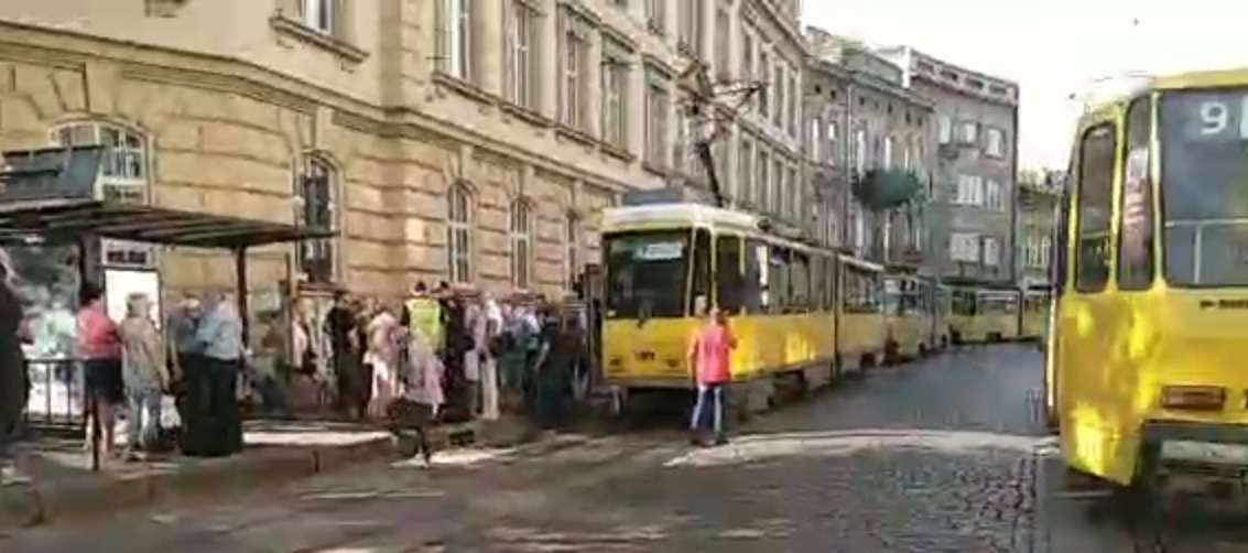 У Львові в трамваї �3 контролери розпилили газовий балончик (фото, відео)