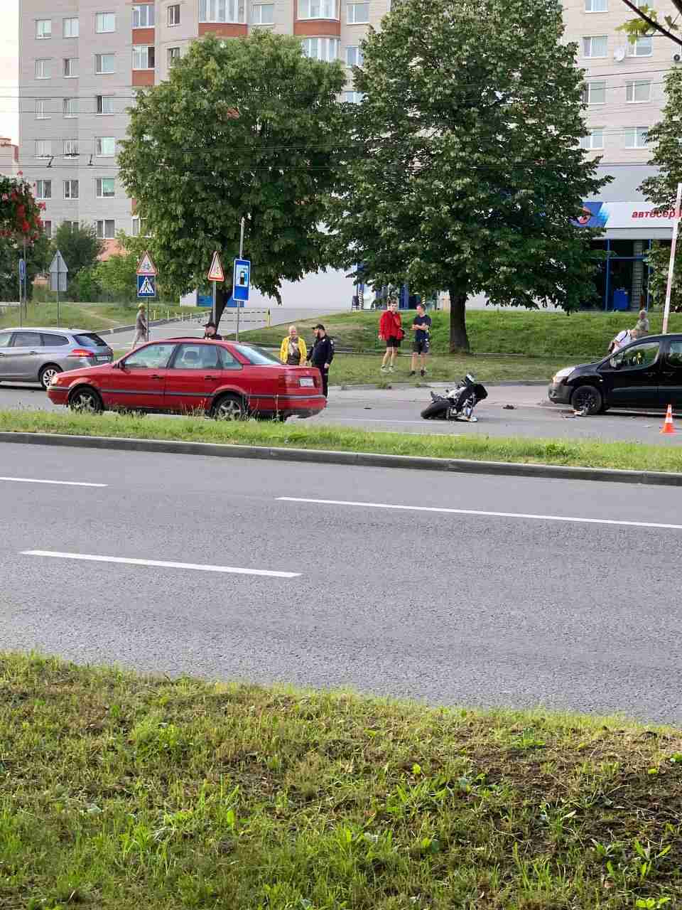 У Львові відбулася автопригода з участю мотоцикліста (ФОТО)
