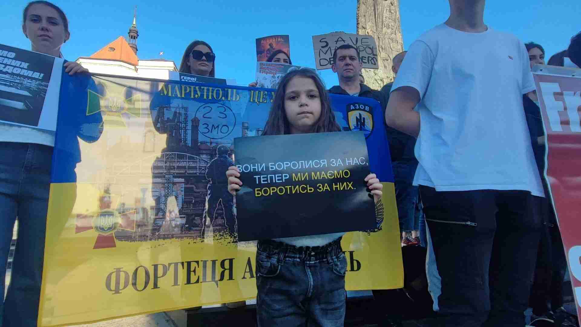 У Львові відбулася мирна акція на підтримку полонених захисників Маріуполя (ФОТО)