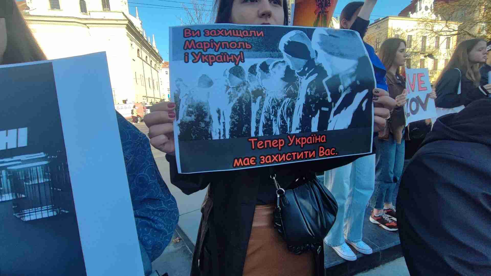 У Львові відбулася мирна акція на підтримку полонених захисників Маріуполя (ФОТО)