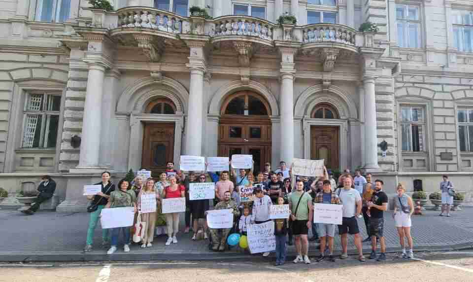У Львові відбувся протест проти мільярдних некритичних витрат в країні