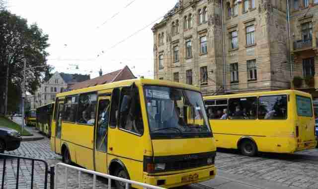 У Львові відновили роботу автобусні маршрути, які обслуговують приватні перевізники