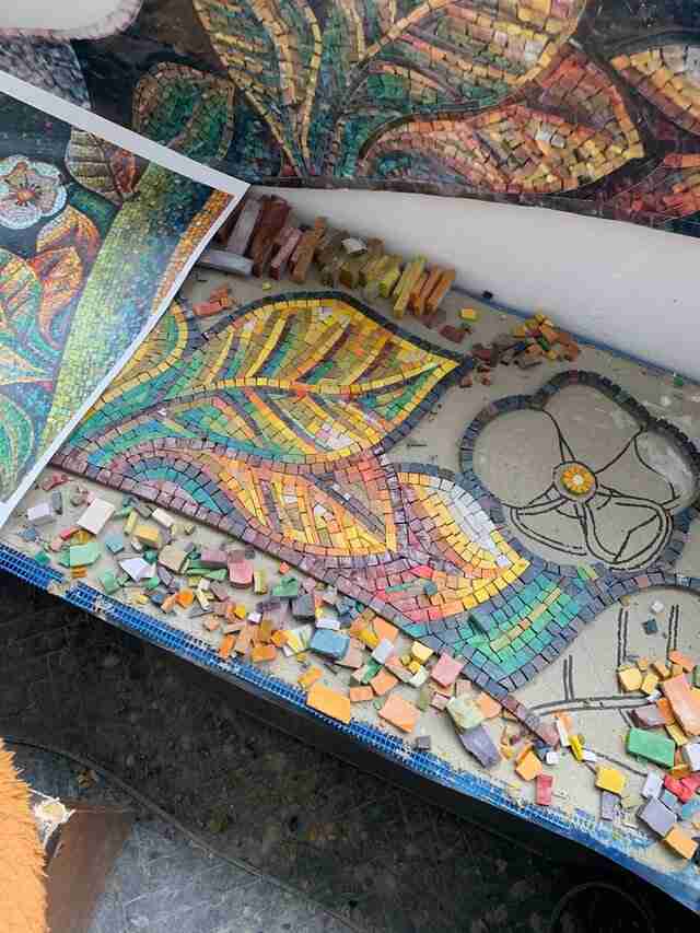 У Львові відновлюють мозаїку у будівлі видавництва «Вільна Україна»