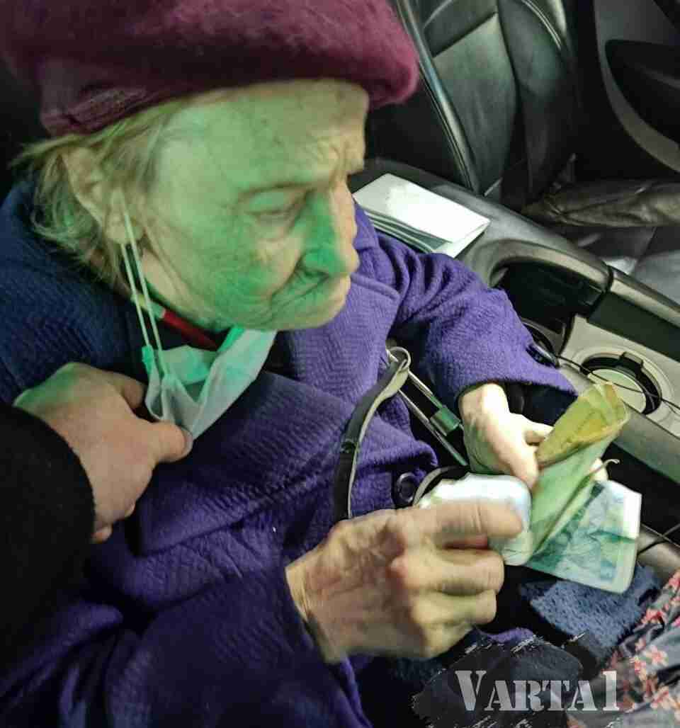 У Львові відшукали і передали рідним 98-літню жінку, яка заблукала